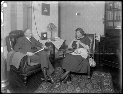 正体不明の居間にいるオースティンノリス夫妻、1912年頃 作： William Davis Hassler