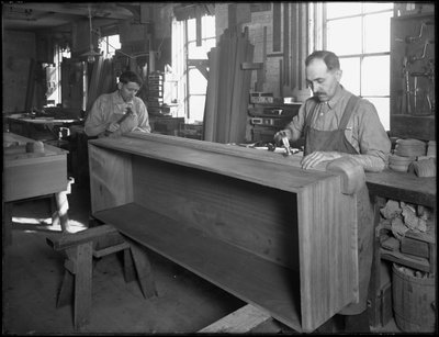 1916年4月3日、ニューヨーク州オナイダの木製棺の土台に釘を打ち込む 作： William Davis Hassler