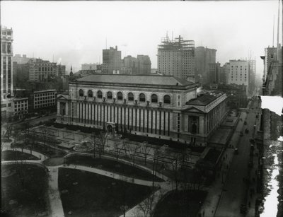 ニューヨーク公共図書館とブライアントパーク、c.1910-21 作： William Davis Hassler