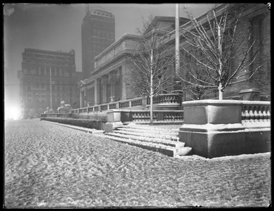 1915年3月6日、雪の中でニューヨーク公共図書館のメインブランチのフィフスアベニューファサードの夜景 作： William Davis Hassler