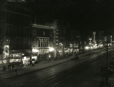シックスアベニューとセブンスアベニューの間の23ストリートの南側の夜景、c.1916-17 作： William Davis Hassler