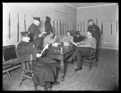 身元不明の警察署でくつろぐ役員、1913〜14年頃 作： William Davis Hassler