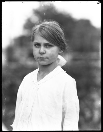 1915年7月、白いドレスを着た正体不明の少女の屋外のポートレートショット 作： William Davis Hassler