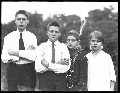 1915年7月、4人の子供の屋外のポートレートショット 作： William Davis Hassler