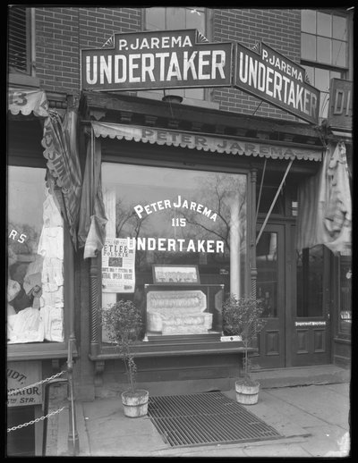1914年11月14日、ニューヨーク市115アベニューAウクライナのアンダーテイカー、ピータージャレマ 作： William Davis Hassler