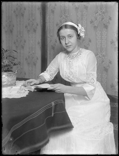 1912年頃、本を着た若い女性「バッタ」の肖像 作： William Davis Hassler
