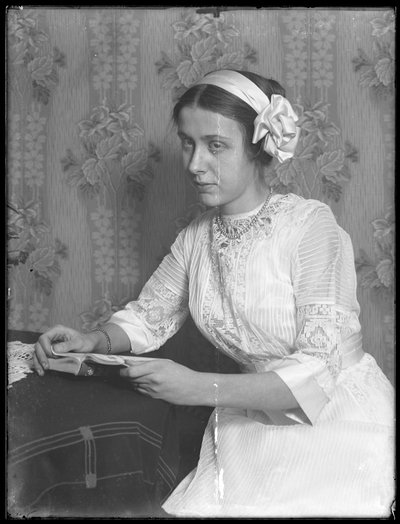 1912年頃、本を着た若い女性「バッタ」の肖像 作： William Davis Hassler