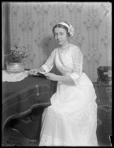 1912年頃、本を着た若い女性「バッタ」の肖像 作： William Davis Hassler