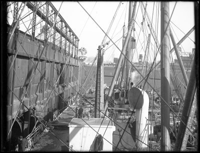 桟橋54 NRでのRMSカルパチア積載、1912 作： William Davis Hassler