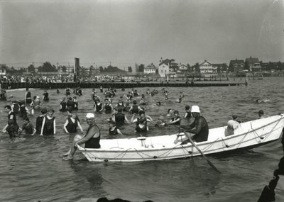 手漕ぎボートと水泳選手、コニーアイランド、1910〜21年頃 作： William Davis Hassler