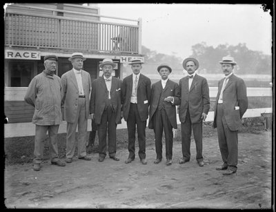 身元不明の7人の男性が川や湖の近くでポーズをとっている。1910年頃 作： William Davis Hassler