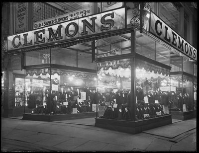 1917年1月6日、ニューヨーク市の仕立て屋、クレモンズのサインと店先 作： William Davis Hassler