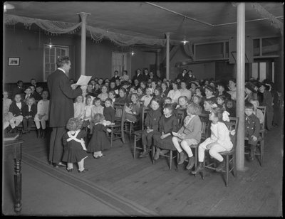 1916年2月27日、ニューヨーク市235 E. 83rd Streetにあるバプテスト教会での日曜学校のクラス 作： William Davis Hassler