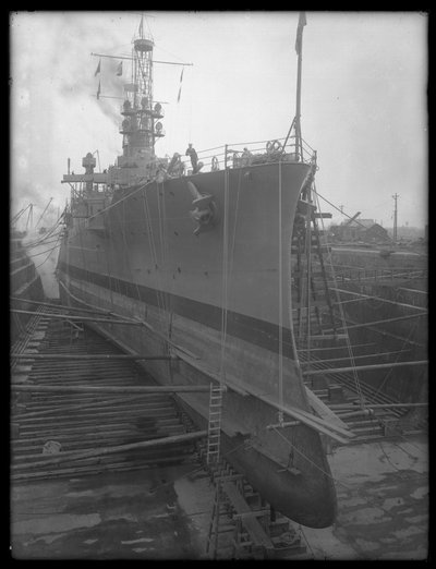 1912年頃、ブルックリン海軍工廠の乾ドックにいるUSSユタ 作： William Davis Hassler