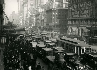 車、バス、人で賑わうタイムズスクエア、1917年頃 作： William Davis Hassler