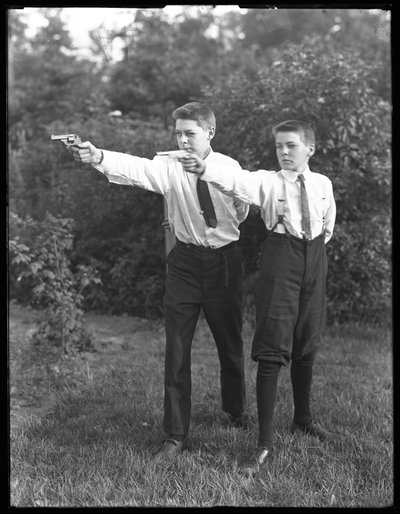 1915年7月、身元不明の2人の少年が拳銃を狙ってポーズをとる 作： William Davis Hassler