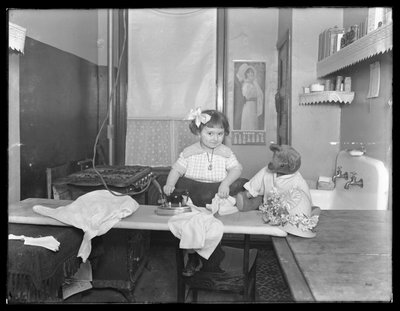 電気アイロンの使用を示す正体不明の少女、c.1913-14 作： William Davis Hassler