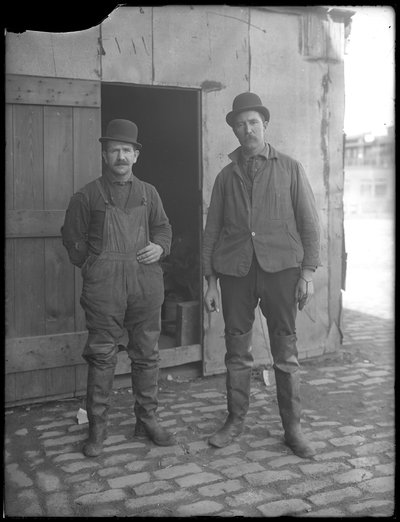 未確認の下水道作業員が地上でポーズをとる、ニューヨーク、1911年 作： William Davis Hassler