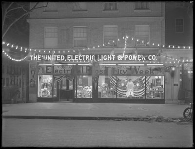 United Electric Light und Power Companyのストアフロントは、1915年11月29日から12月4日まで、ニューヨーク市の「Electrical Prosperity Week」で飾られました。 作： William Davis Hassler