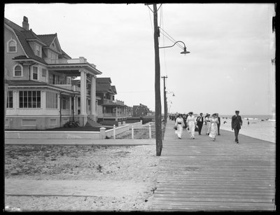 1915年7月11日、クイーンズ、ベルハーバーのビーチ125thストリートから遊歩道沿いを見る 作： William Davis Hassler
