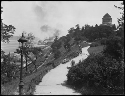 1914年7月20日、ニューヨーク市のグラントの墓に向かって丘を見上げる景色 作： William Davis Hassler
