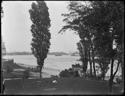 1914年7月31日、ニューヨーク市の86番街公園からの地獄門とイーストリバーの眺め 作： William Davis Hassler