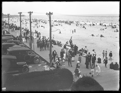 カーリーズホテル、ベルハーバー、クイーンズからの遊歩道とビーチの眺め、1915年7月11日 作： William Davis Hassler