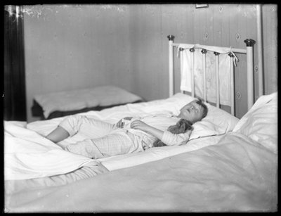 ウィリアムグレイハスラーはテディベアと一緒に眠っています。 作： William Davis Hassler