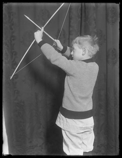 弓と矢でポーズをとるウィリアムグレイハスラー、1912年頃 作： William Davis Hassler
