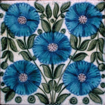 ペルシャ風花模様のタイル（陶器） 作： William de Morgan