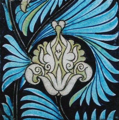 ペルシャ風花模様のタイル（陶器） 作： William de Morgan