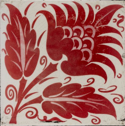 様式化された花に2つの葉と蔓が付いたタイル、1882-1888年 作： William Frend De Morgan
