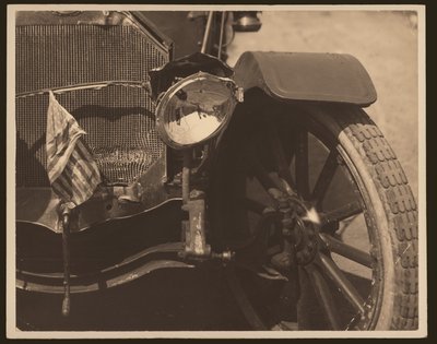 自動車の損傷したヘッドライトとグリルのクローズアップ 作： William G. Swekosky