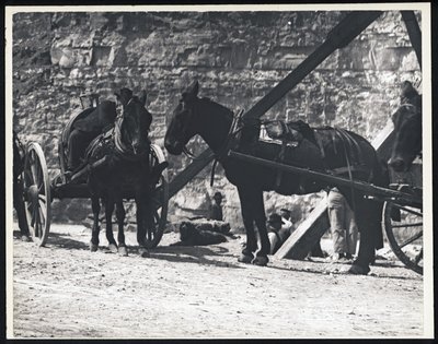 採石場での2台の馬車の水平、白黒写真 作： William G. Swekosky