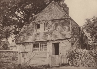 サセックス州ヘリングリー、教会庭の角のコテージ（モノクロ写真） 作： William Galsworthy Davie