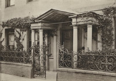 ドーセット州ウィンボーンのドアウェイ、アーチ型ポーチ（モノクロ写真 作： William Galsworthy Davie