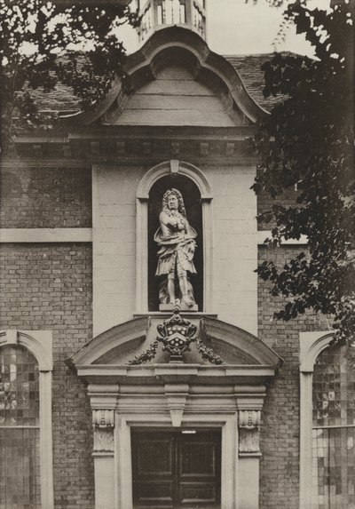 ウスター市バークレー市アルムハウスの戸口（モノクロ写真 作： William Galsworthy Davie