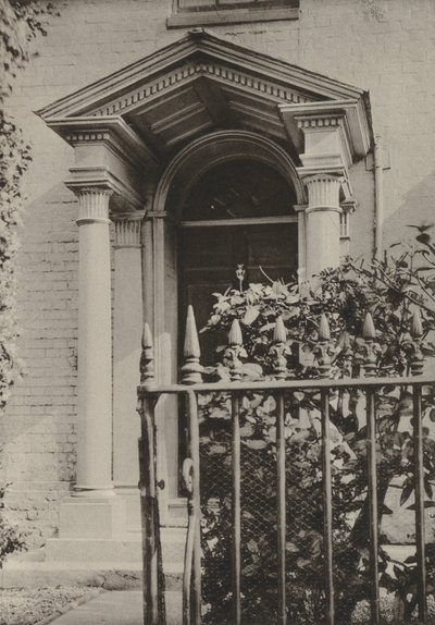ケント州クランブルックのドアウェイ（モノクロ写真 作： William Galsworthy Davie