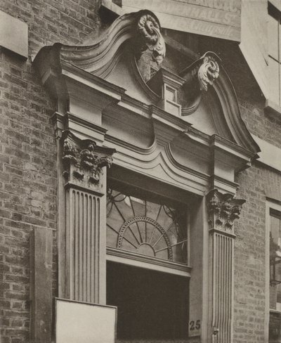 ロンドン、クラッチド・フライヤーズのドアウェイ（モノクロ写真 作： William Galsworthy Davie