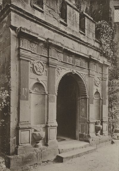 ケニルワースのゲートハウスのドア、ポーチ（モノクロ写真 作： William Galsworthy Davie