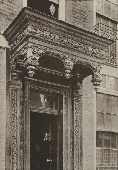 ロンドン、クイーン・アンズ・ゲートのドアウェイ（モノクロ写真 作： William Galsworthy Davie
