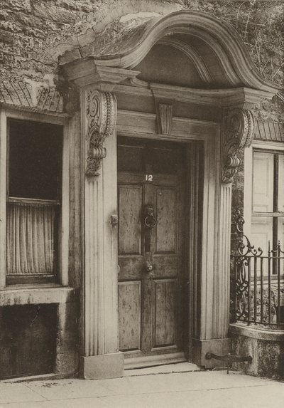 ノーサンツ州スタンフォードのドアウェイ（モノクロ写真 作： William Galsworthy Davie