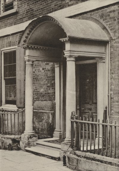 The Close, Salisbury, Wiltsのドアウェイ（モノクロ写真 作： William Galsworthy Davie
