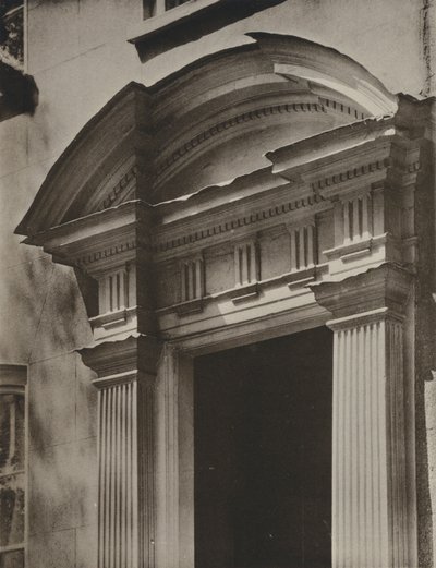 The Conservative Club, Lewishamのドアウェイ（モノクロ写真 作： William Galsworthy Davie