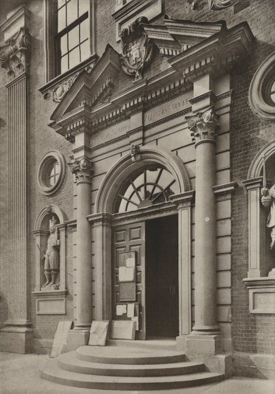 ウスターのギルドホールのドアウェイ（モノクロ写真 作： William Galsworthy Davie