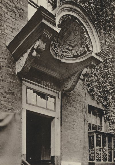 The Manor House, Bermondsey, London」の扉（モノクロ写真 作： William Galsworthy Davie