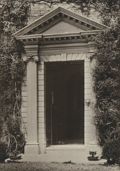 The Vicarage, Hailsham, Sussexのドアウェイ（モノクロ写真 作： William Galsworthy Davie