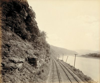 カセドラル・ロックス、サスケハナ川、メショッペン近郊、リーハイ・バレー鉄道のため 作： William H. Rau