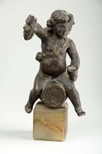 ワイン樽のケルブ（塗られた石膏） 作： William Hamo Thornycroft