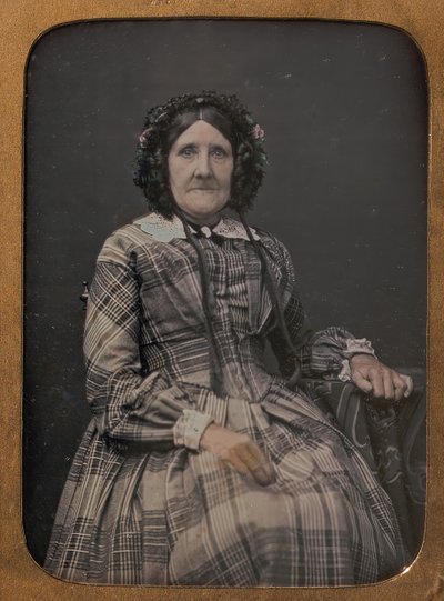 格子柄のドレスとボンネットを着た年配の女性の座像 1854-60年 作： William Hardy Kent